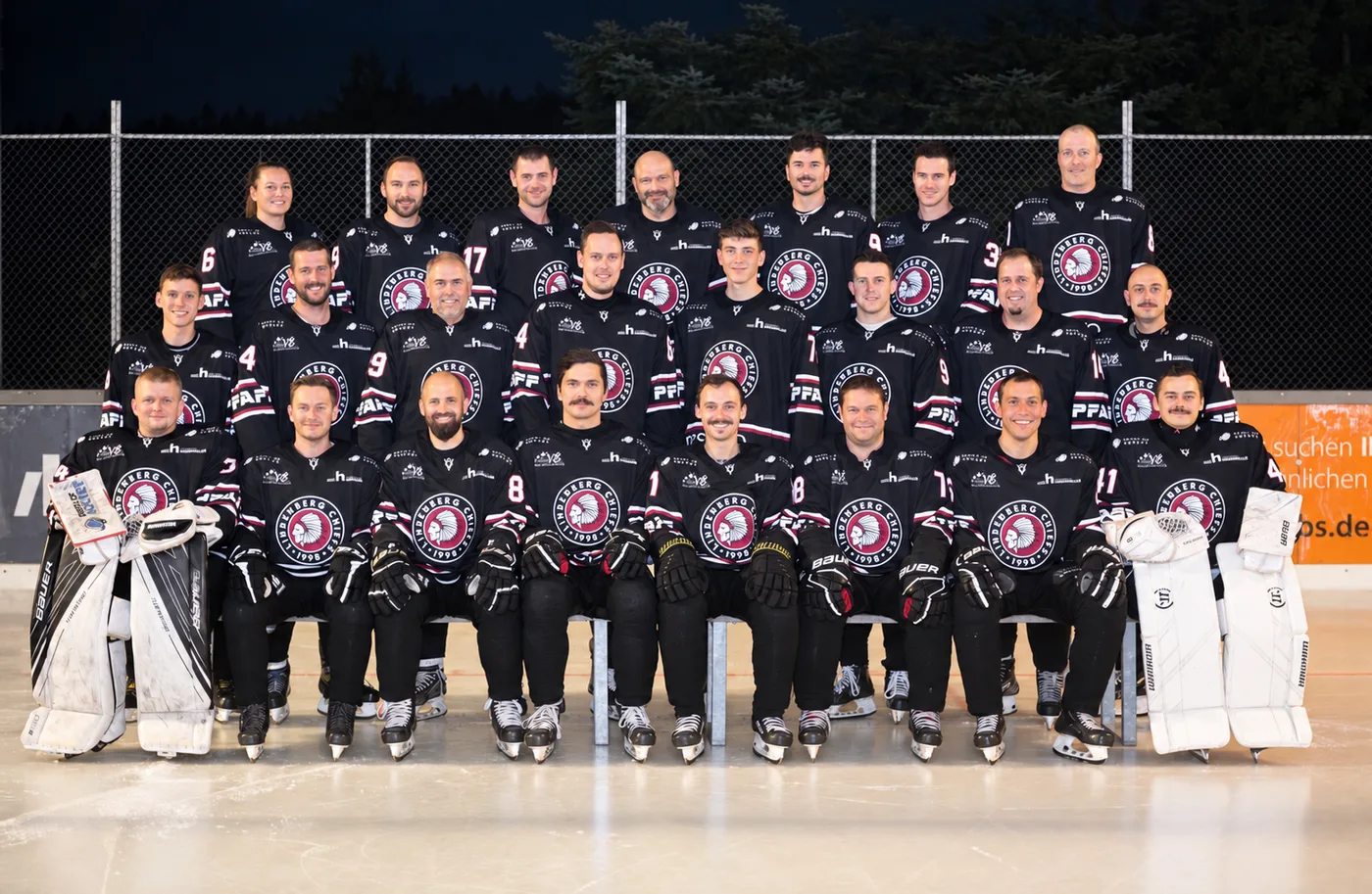 Mannschaftsfoto der Chiefs 2024/25 in schwarzen Trikots