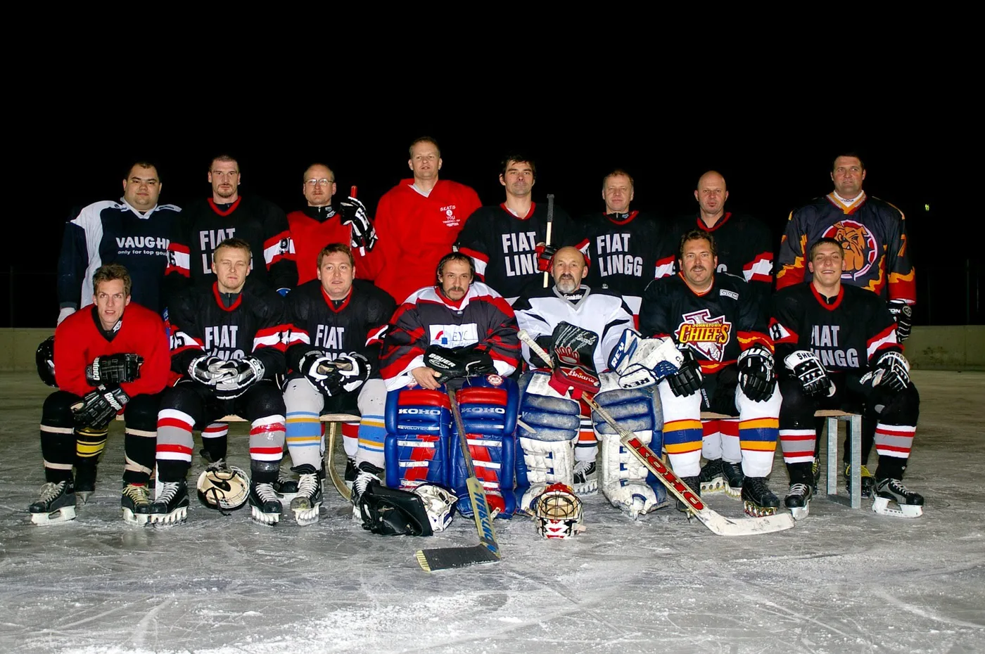 Mannschaftsfoto der Chiefs aus den 90er-Jahren auf dem Eis bei Nacht