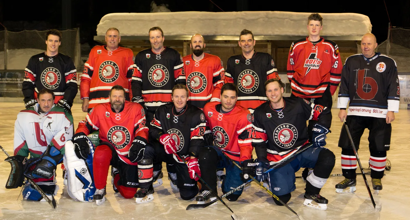 Mannschaftsfoto der Chiefs 2019 in roten und schwarzen Trikots auf dem Eisplatz
