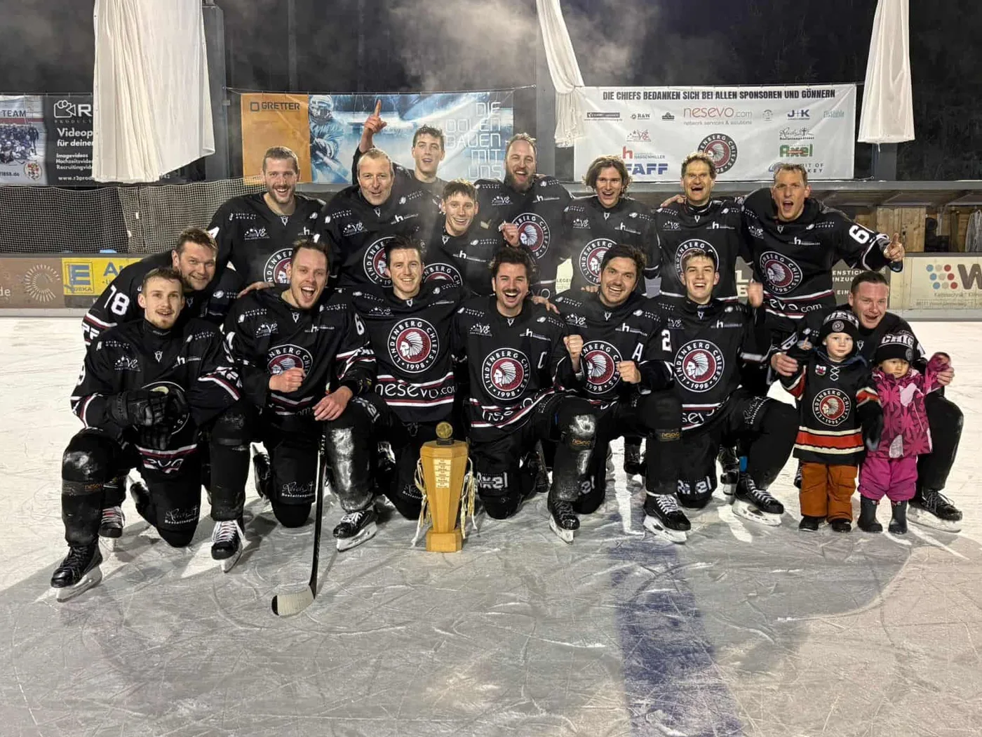 Die Lindenberg Chiefs feiern mit dem Pokal auf dem Eis