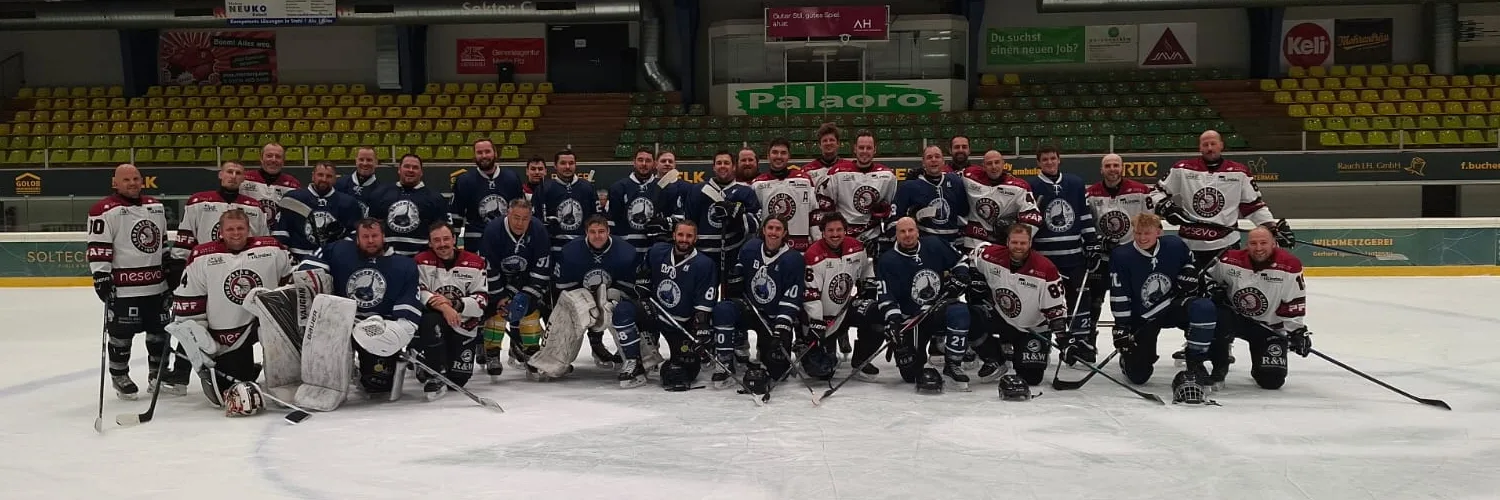 Gemeinsames Mannschaftsfoto auf dem Eis in Lustenau: die Lindenberg Chiefs in weiß-roten, der EHC Skorpions 1999 Lustenau in blauen Trikots